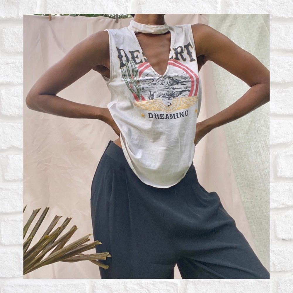 Vintage t-shirt w/ key hole